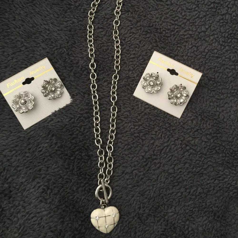 Heart Necklace‎ and two pairs of earrings